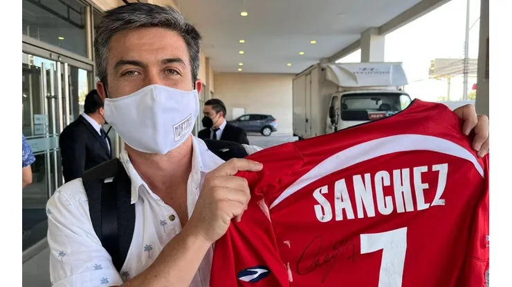 El afortunado hincha se llevó su camiseta autografiada para la casa.