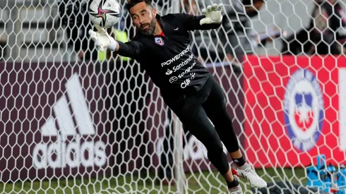 Espaldarazo a Claudio Bravo del entrenador de arqueros del Betis tras su lesión con la Roja.