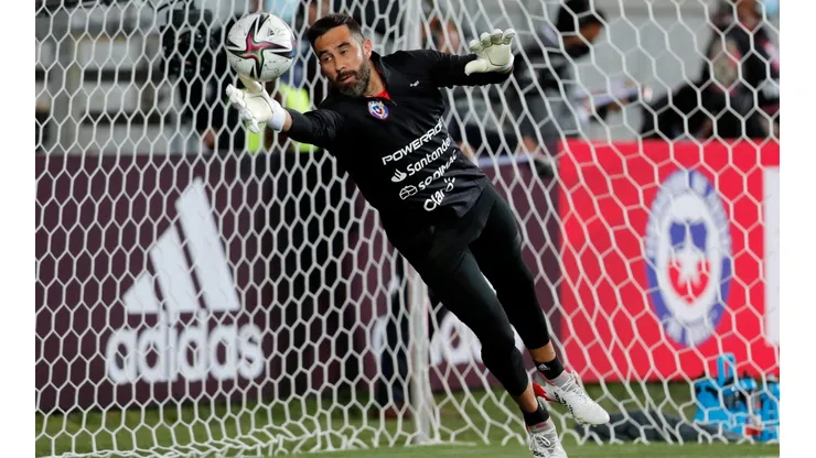 Espaldarazo a Claudio Bravo del entrenador de arqueros del Betis tras su lesión con la Roja.