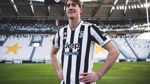 Dusan Vlahovic ya posa con la camiseta de la Juventus