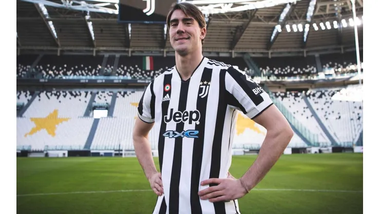 Dusan Vlahovic ya posa con la camiseta de la Juventus