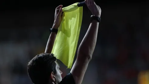 En el primer tiempo los jueces brasileños tuvieron que improvisar con petos