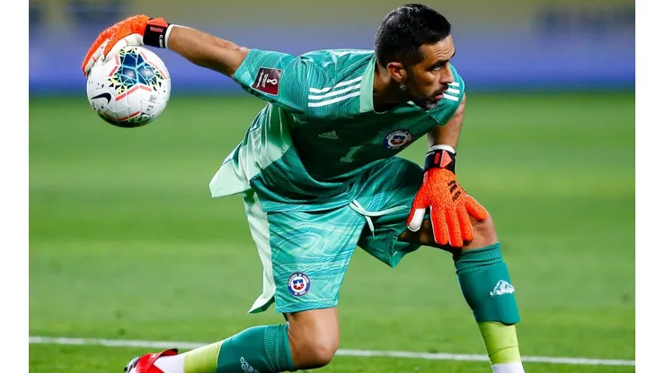 Claudio Bravo abandonó la cancha a la media de juego y, lesionado, no pudo evitar el segundo gol de Argentina