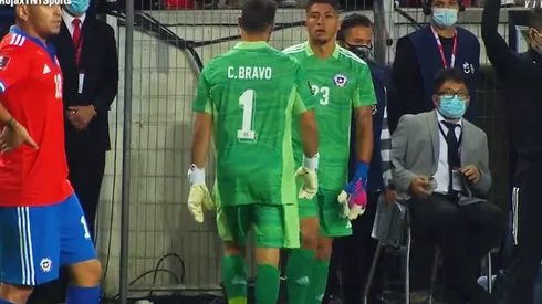 En el minuto 35 tuvo que ser reemplazado Claudio Bravo.