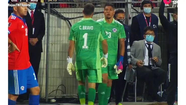 En el minuto 35 tuvo que ser reemplazado Claudio Bravo.