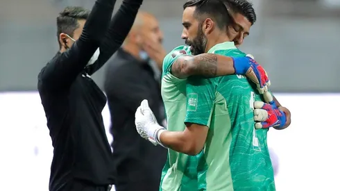 La salida de Claudio Bravo lesionado, una de las postales de la derrota de Chile ante Argentina.