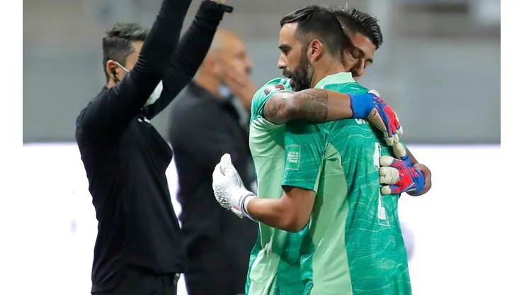 La salida de Claudio Bravo lesionado, una de las postales de la derrota de Chile ante Argentina.