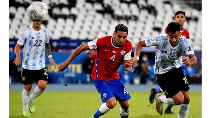 Mauricio Isla irá a la banca de la selección chilena contra Argentina en Calama.