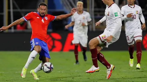 Mauricio Isla llegó a Calama y es opción en la Roja para enfrentar a Argentina