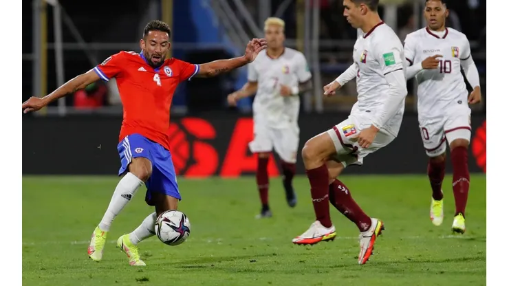 Mauricio Isla llegó a Calama y es opción en la Roja para enfrentar a Argentina