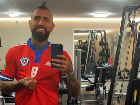 Arturo Vidal se viste con la camiseta de la Roja para apoyar a Chile