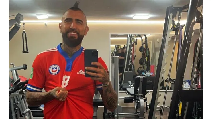 Arturo Vidal luce la camiseta de la selección chilena desde Italia para apoyar a sus compañeros.