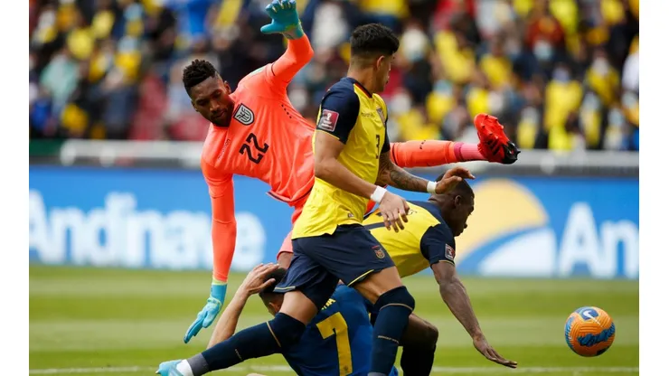 El momento del impacto del arquero de Ecuador