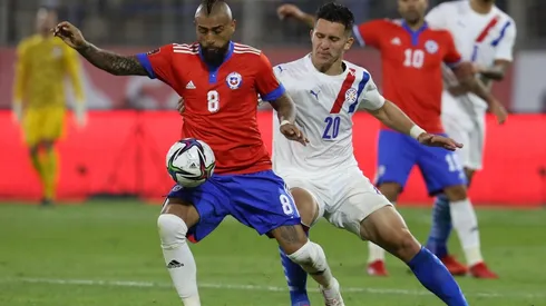 Arturo Vidal sigue de cerca el choque de Chile con Argentina