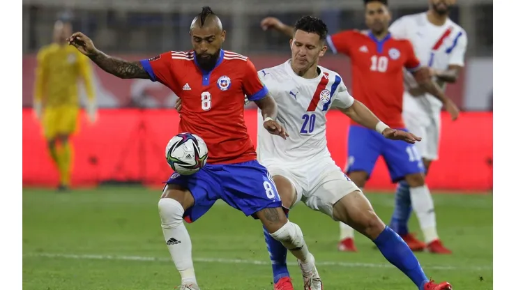 Arturo Vidal sigue de cerca el choque de Chile con Argentina