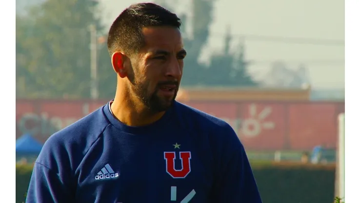 Las nueva camiseta de la U la mostró Mauricio Isla