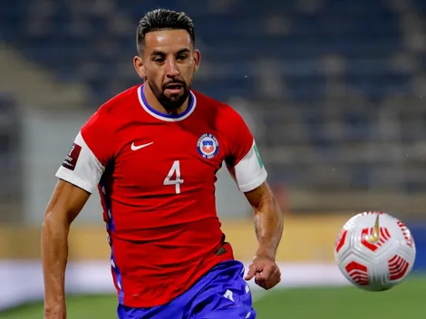 Mauricio Isla arriba a Calama para integrarse a la Roja