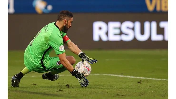 Claudio Bravo es uno de los chilenos que pueden perderse el duelo en La Paz si recibe amarilla