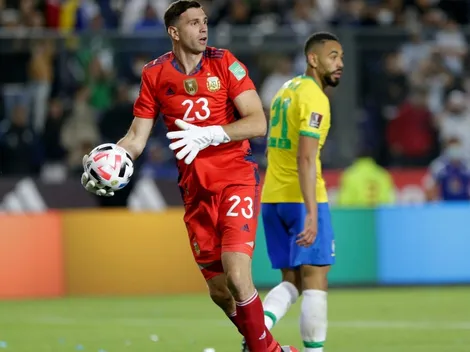 Dibu Martínez desprecia a Chile al aterrizar con un feo emoji