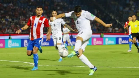 Luis Suárez empalmó este zurdazo para sentenciar la victoria en favor de Uruguay ante un débil Paraguay