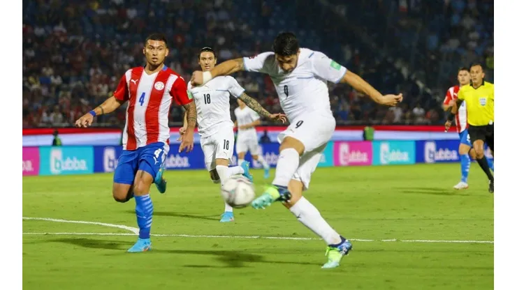 Luis Suárez empalmó este zurdazo para sentenciar la victoria en favor de Uruguay ante un débil Paraguay