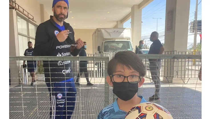 Bravo le cumple sueño a pequeño hincha en Calama.