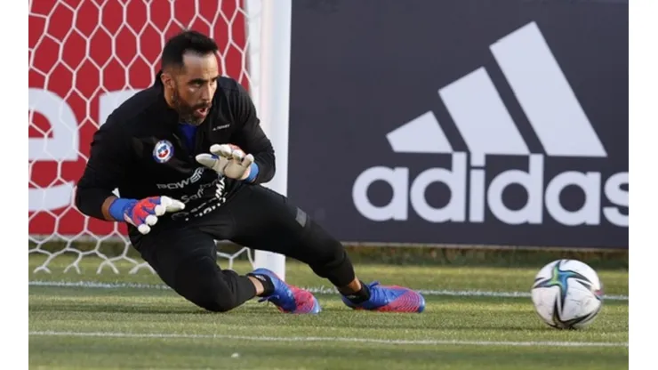 Claudio Bravo se prepara pensando en Argentina y Bolivia