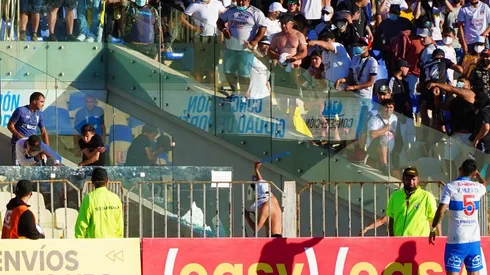 La Supercopa estuvo media hora suspendida por el enfrentamiento entre hinchas de Colo Colo y Universidad Católica en tribunas
