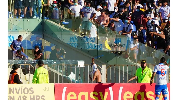 La Supercopa estuvo media hora suspendida por el enfrentamiento entre hinchas de Colo Colo y Universidad Católica en tribunas