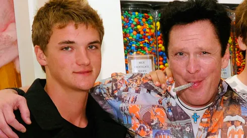 Hudson Madsen junto a su padre Michael Madsen.