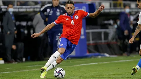 Mauricio Isla dio negativo, pero todavía no se sabe si podrá estar ante Argentina