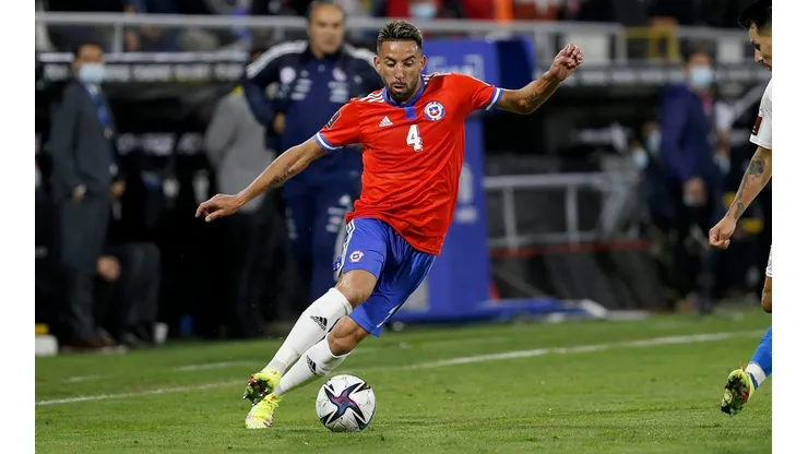 Mauricio Isla dio negativo, pero todavía no se sabe si podrá estar ante Argentina