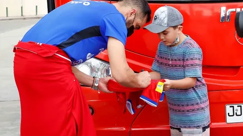 Claudio Bravo atendió a los pequeños que traspasaron la seguridad y se acercaron a los ídolos de la selección chilena en Calama