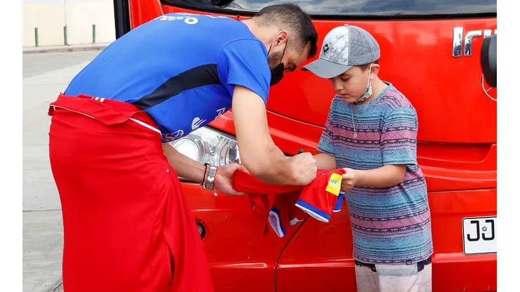 Claudio Bravo atendió a los pequeños que traspasaron la seguridad y se acercaron a los ídolos de la selección chilena en Calama