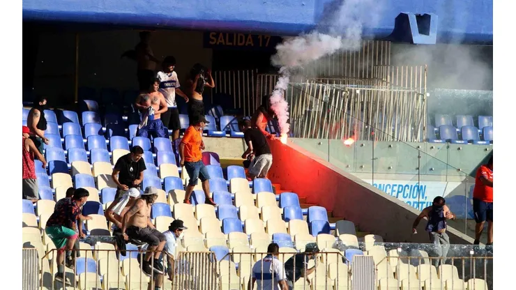 Los hinchas de la UC y Colo Colo se enfrentaron en Concepción