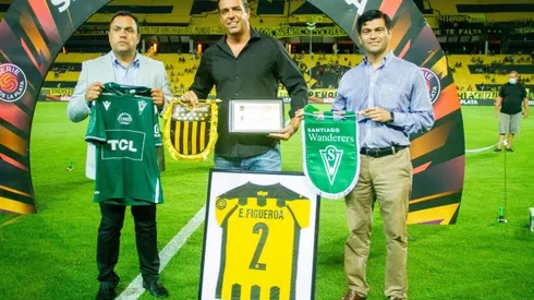 Directivos de ambos equipos rindieron homenaje a Elías Figueroa.
