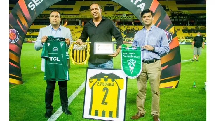 Directivos de ambos equipos rindieron homenaje a Elías Figueroa.