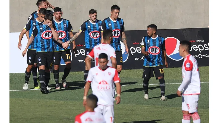 Huachipato dio el primer golpe y celebro como visita.