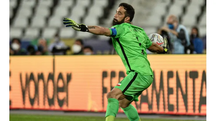 Claudio Bravo llamó a descentralizar a la Roja tras las eliminatorias