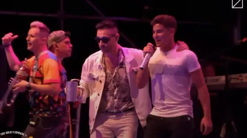 El delantero de River Plate fue nominado para jugar en Calama ante La Roja y a pocos días del duelo se subió a cantar con su banda favorita en un masivo concierto.