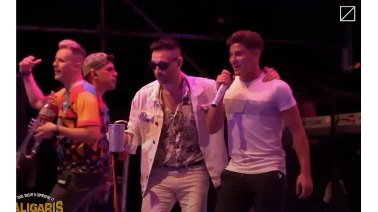 El delantero de River Plate fue nominado para jugar en Calama ante La Roja y a pocos días del duelo se subió a cantar con su banda favorita en un masivo concierto.