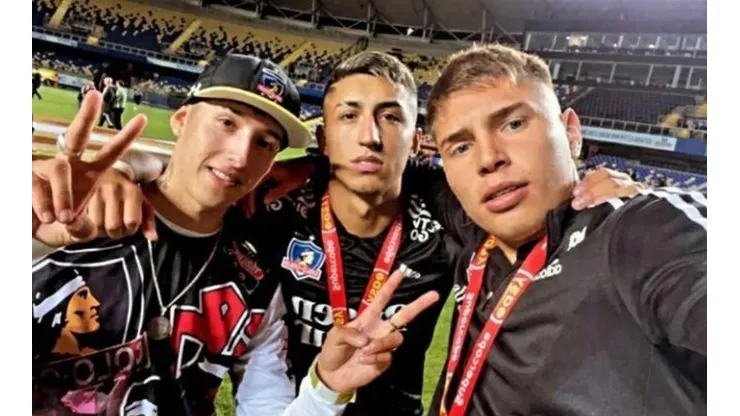 El músico urbano comparte en la cancha con los jugadores de Colo Colo