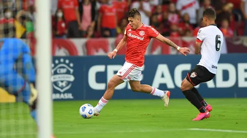 El delantero chileno no entrenó con el Inter de Porto Alegre y corrieron los rumores sobre una posible salida del club, pero lo cierto es que se contagió de coronavirus.