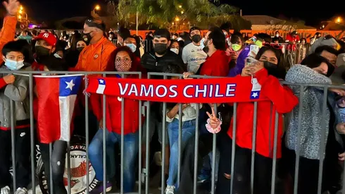 Un millar de hinchas se acercó al hotel ubicado a unos 10 minutos del aeropuerto de Calama para esperar a la selección chilena