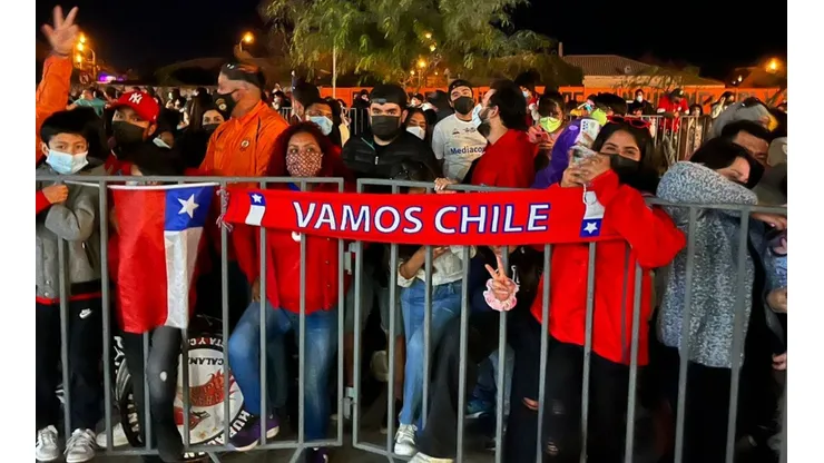 Un millar de hinchas se acercó al hotel ubicado a unos 10 minutos del aeropuerto de Calama para esperar a la selección chilena