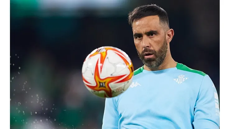 Bravo ha mostrado todas sus capacidades de líder en el camarín del Betis y así lo ha seguido destacando la prensa sevillana.
