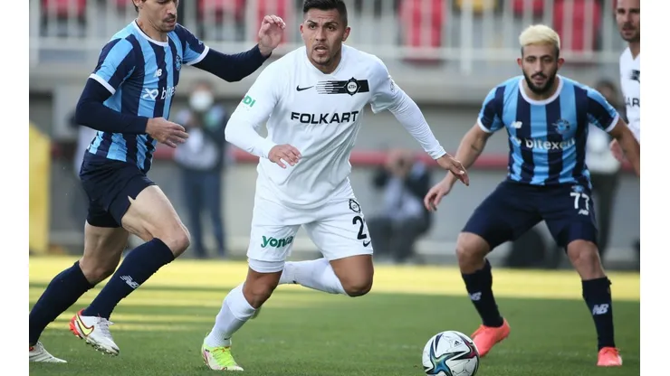 Pinares no la pasó nada de bien en el último partido tras irse expulsado después de provocar el penal con el que su equipo perdió.