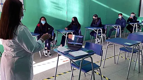 Alumnos deberán asistir a clases cumpliendo los protocolos sanitarios determinados por el MINSAL.