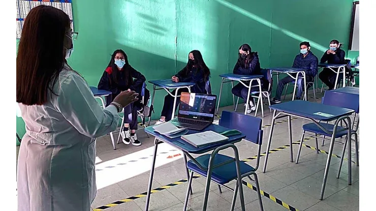 Alumnos deberán asistir a clases cumpliendo los protocolos sanitarios determinados por el MINSAL.