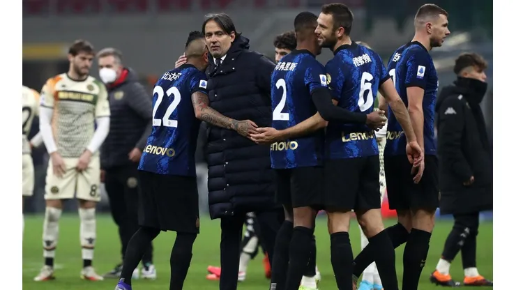 Inzaghi felicitó a Vidal tras el final del partido